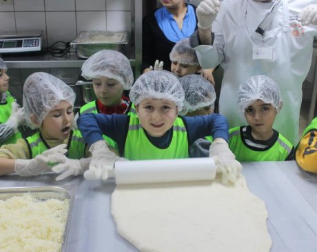Minik Pizzacılar Kendi Pizzalarını Yaptı