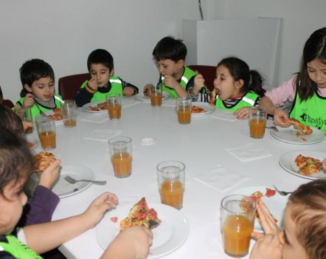 Minik Pizzacılar Kendi Pizzalarını Yaptı