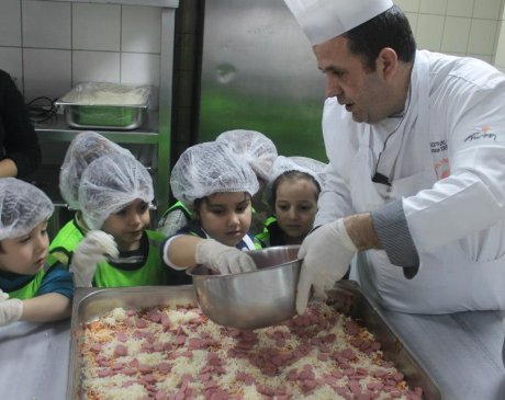 Minik Pizzacılar Kendi Pizzalarını Yaptı