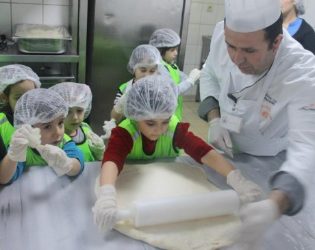 Minik Pizzacılar Kendi Pizzalarını Yaptı